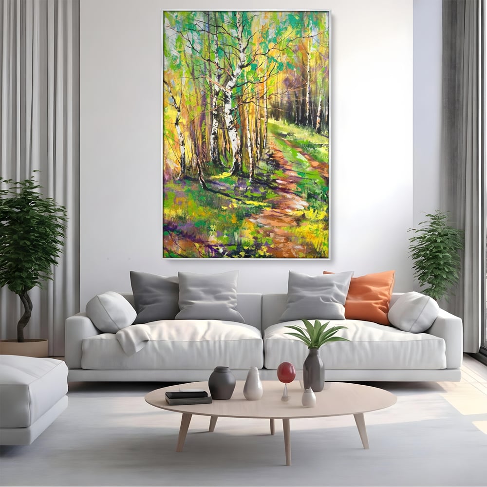 Tablou canvas cu tablou canvas cu padure si mesteacani, in rama de aluminiu argintiu, pe perete intr-un living
